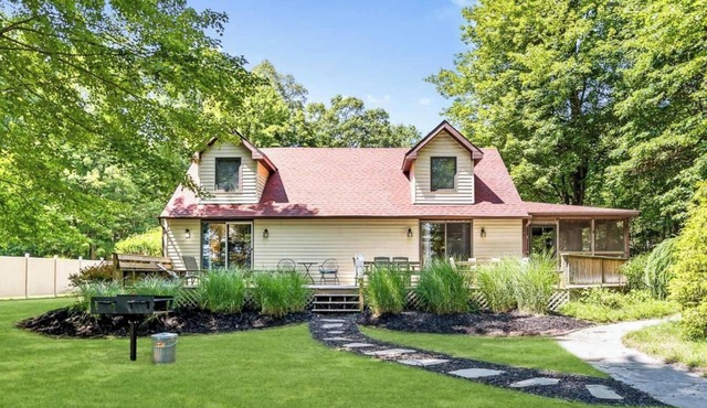 Scenic and Stunning Lakefront Home with Large Yard in Pullman
