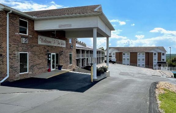Schmidt's Creek Hotel in Osage Beach