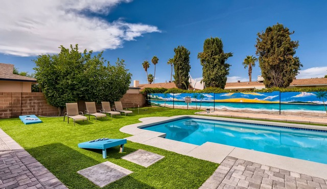 Scottsdale Tropic- Large Pool, Fire Pit, Hot tub, Bocce, child & pet friendly in Scottsdale