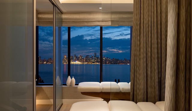 Seaside Hotel North Vancouver in North Vancouver
