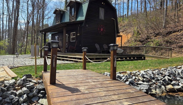 Secluded cabin perfect getaway for couples or ideal for small families! in Flat Rock