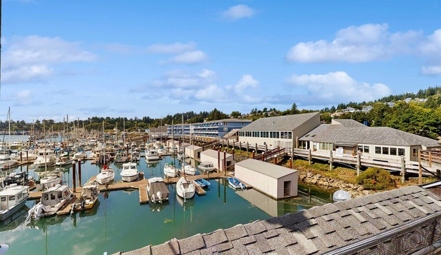 Second Floor Condo with Marina View, High-Speed WiFi, Water View, and Balcony in Newport