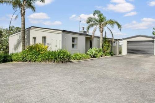 Serene Breeze Escape with estuary view in Whitford