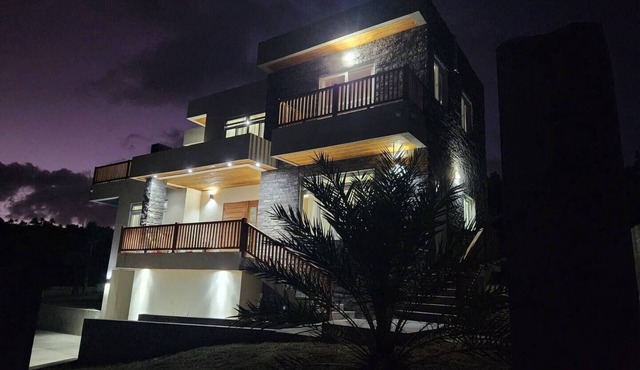 Setsuna, Luxury Oceanic View Villa Near Airport in Vieux Fort