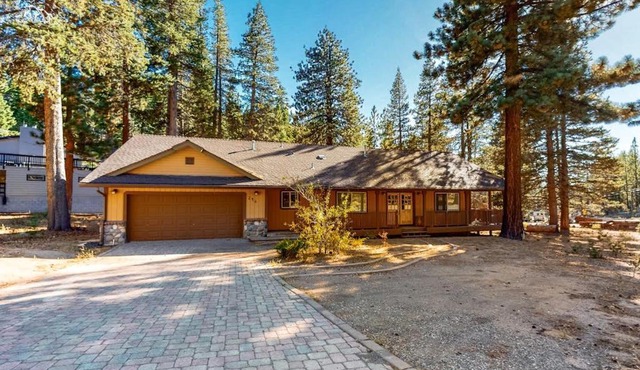 Single-level home with fireplace deck grill & washer&dryer sleeps 10 in Stateline