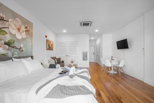 Skyline Studio - Modern Comfort Pool Access in Philadelphia