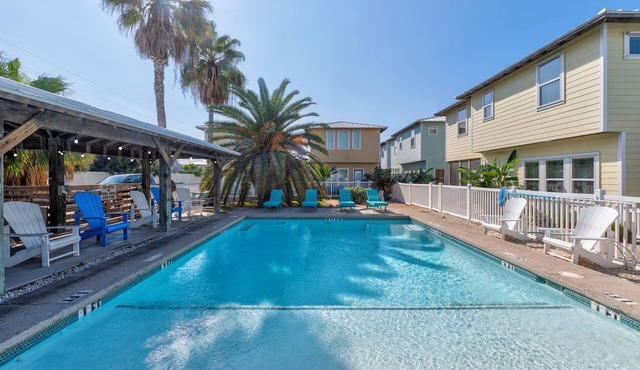 Sleeps 10 Quiet Shared Pool 2 Min Drive to Beach Family Friendly Porch in Port Aransas