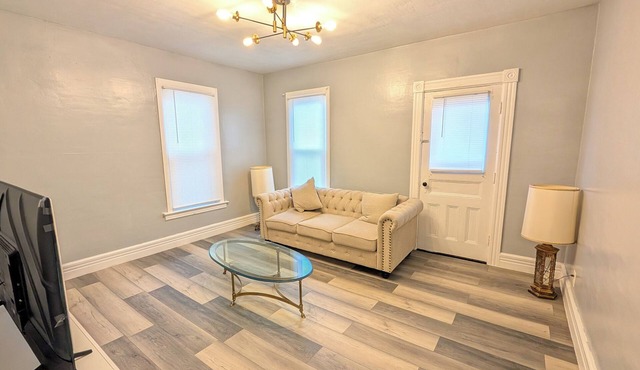 Spacious 3-bedroom apartment with WiFi, AC in enchanting Utica in Utica