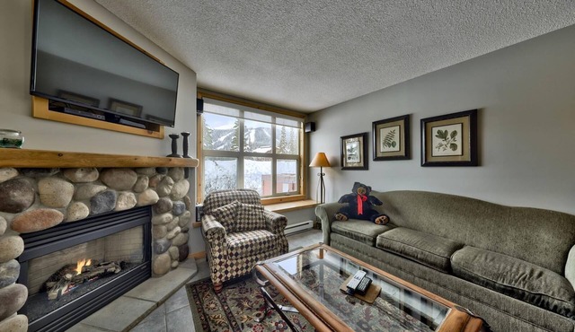 Spacious 3 Level Condo Close to Village | Access to Ski-Out Trail | Private Hot Tub | Fireplace in Sun Peaks