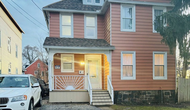 Spacious 3BR Home - Sleeps 10 - Perfect for Families & Groups. in Utica