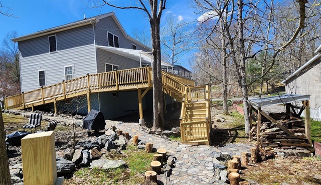 Spacious 5-bedroom house enjoyable Bushkill w/AC - game room - WiFi -EV charger in Bushkill