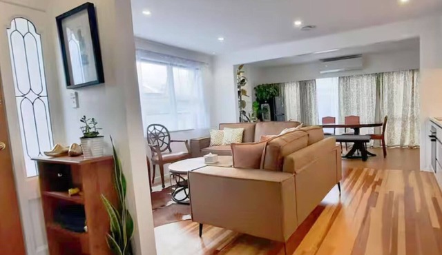 Spacious 5BR Family Home Sleeps 10 Free Parking Ideal for Long Stays in Auckland