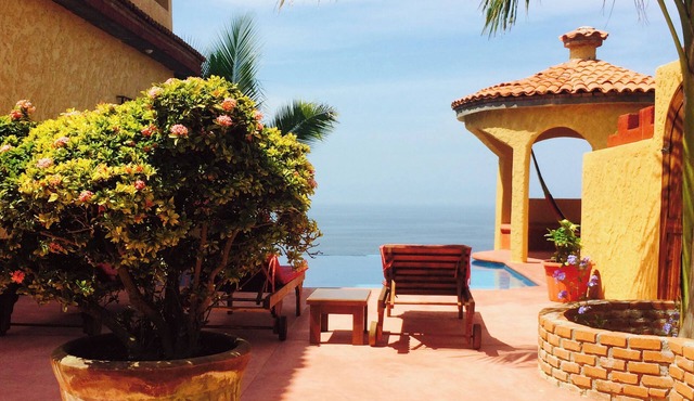 Spacious 6-bedroom house in Escahauite area with pool in Estacahuite