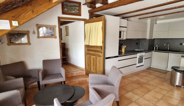 Spacious 6-Room Chalet 150m from the Slopes – Sleeps 11, Wi-Fi, Fireplace, Balconies in Saint-Chaffrey