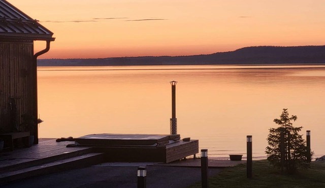 Spacious beachfront Villa with Panoramic views and outdoor sauna by the Lake. in Kainuu