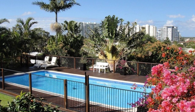 Spacious Broadwater family home, huge pool & fantastic views in Labrador
