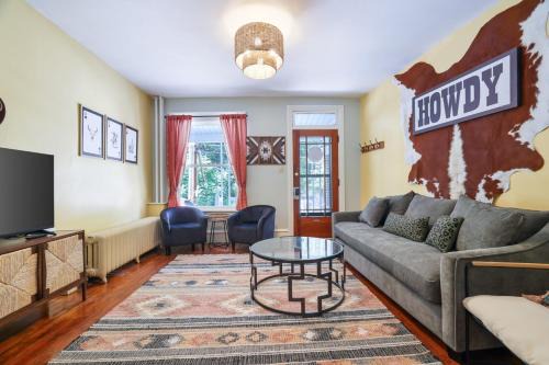 Spacious Broadway Home Downtown Western Modern Charm with parking in Jim Thorpe