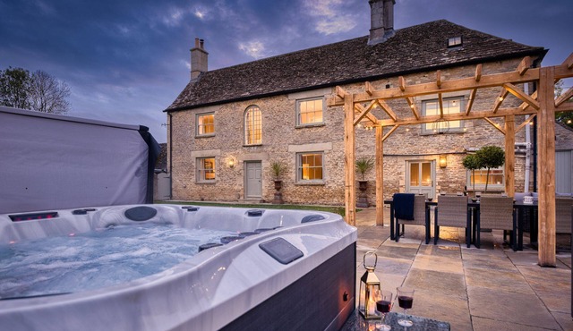 Spacious dog friendly Cotswold holiday retreat with a hot tub - Green Farm Haven in Lechlade-on-Thames