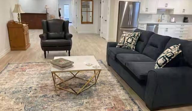 Spacious, modern executive suite with free parking and wifi in Halton Hills