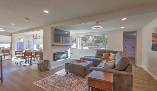 Spacious & Stocked: 2Kings+Hot Tub+Fire Pit+Family Fun in Albuquerque