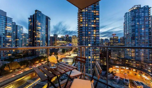 Spectacular Views in the Heart of the City | 6 Sleeps | Pool & Sauna in Vancouver