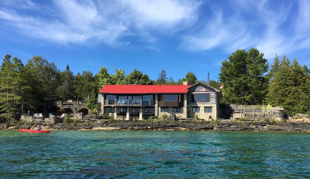 Spectacular views- Stone Cottage, steps to the water, heated pool, pet friendly in Lion's Head