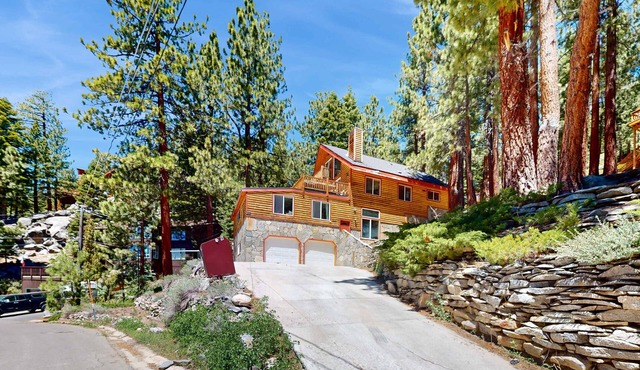 Stateline Chalet - 5BR, Panoramic Mountain Views, Dipping Pool & Dry Sauna in Stateline