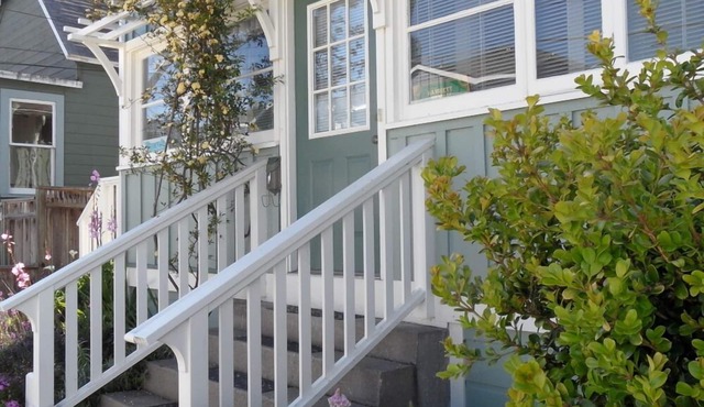 Steps to ocean. Across the street from the Municipal Golf Course. License 0020 in Pacific Grove