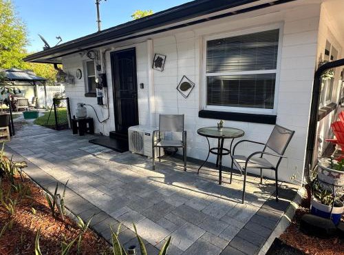 Studio Oasis in Downtown Deland in De Land