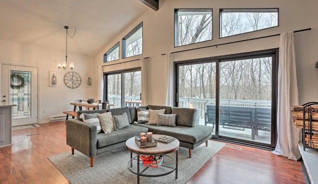 Stunning Bushkill Getaway with Deck, 8 Mi to Skiing! in Bushkill