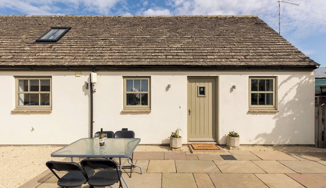 Stunning Cotswolds Dairy w/Lake & Wildlife Views - Pass the Keys in Fairford