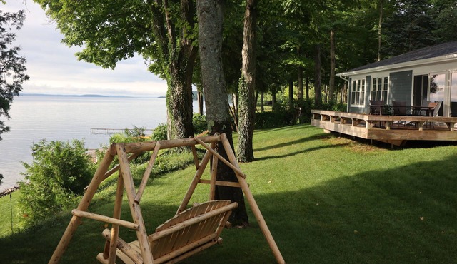 Stunning peaceful 150ft waterfront, 3bed/2bath cottage/2 SUPs,3 kayak's & bikes in Suttons Bay