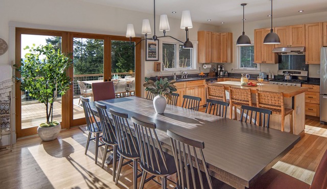 Stunning Views, Game Room, Minutes to Town, Sleeps 12 in Eastsound