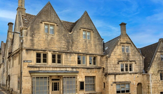 Stunning villa for 19 guests with WIFI, pool, TV and pets allowed in Stroud