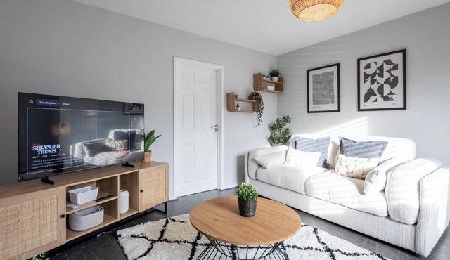 Stylish 4-Bed House Close to M32 + Free Parking in Bristol