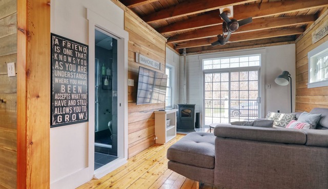 Stylish Modern Home W/Hot Tub, Pool and Privacy! in Mahone Bay