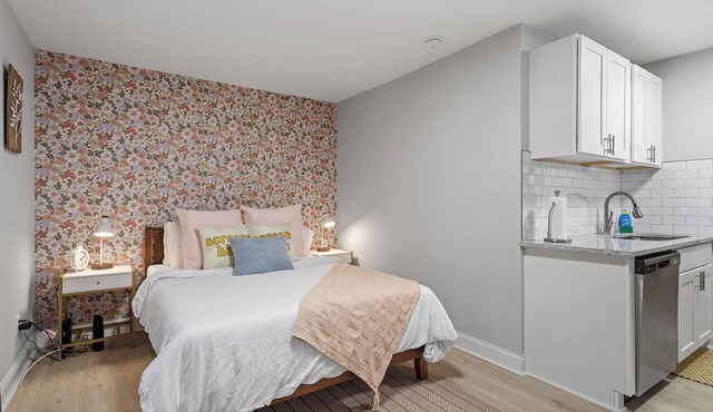 Stylish studio ~ Self Check-In & Fast WiFi Near Downtown Raleigh in Raleigh