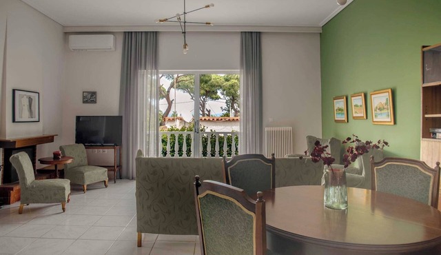 Sunny Escape:Stylish and Roomy Apt in Beach Haven! 5min walk from the beach in Nea Makri