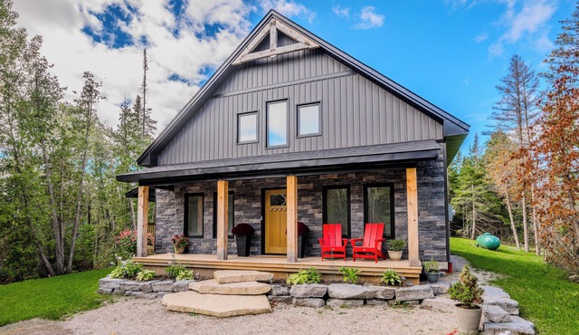 Sunset Bay Cottage – Your Year-Round Escape to Lake Huron’s Tranquil Shores in Lion's Head