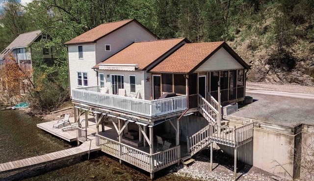 Sunset Paradise Cottage in Aurora