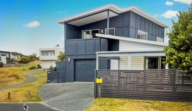 Super comfortable 4 bedroom 2 bathroom holiday home close to beach and cafe. in Omaha