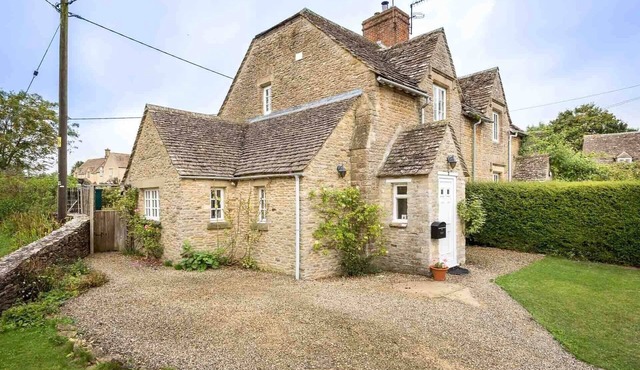 SWAN VIEW, pet friendly, with open fire in Southrop in SOUTHROP