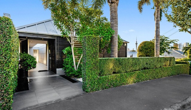 ⭐The Gilbraltar House by Homello⭐ | Steps to Parnell Village | Hot Tub | Home Cinema in Auckland