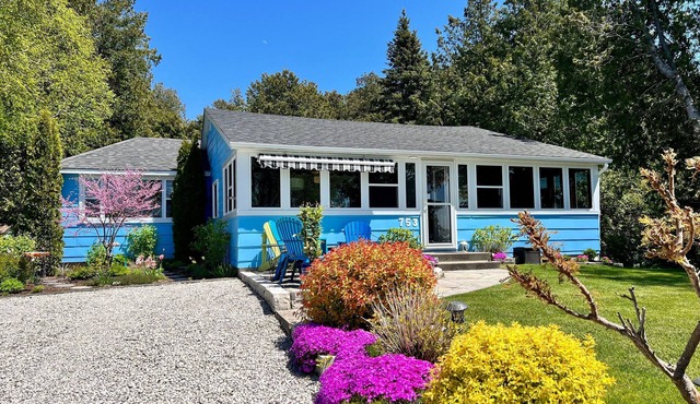 "The Lake House" With Spectacular Views! Steps to Beach! in Port Elgin