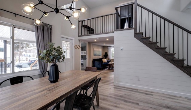 The Lazy Bear Cottage in Grand Bend! Walking Distance to Beach + HOT TUB! in Grand Bend