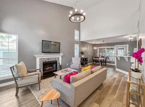 The Paramour comfy home with ground floor bedroom and fenced in yard in Summerville