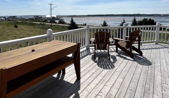 The Red Rock Beach House 🌊 Relax, Unwind & Enjoy! in North Rustico