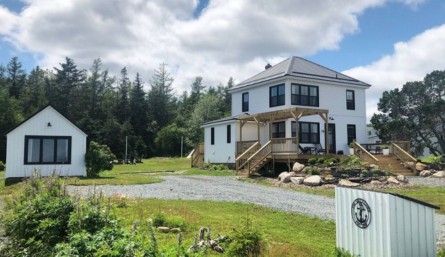 The Salty Cribb - Private oceanfront vacation home just minutes from Lunenburg in Rose Bay