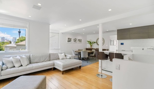 The Villa on Anglesea - Luxury city centre living. in Auckland