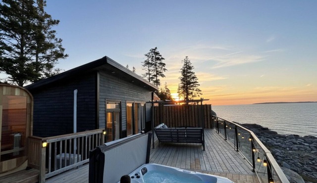 Tiny Oceanfront Retreat - Hot and Sauna in South Shore